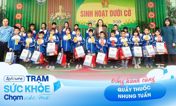Avisure cùng Quầy thuốc Nhung Tuấn trao em vi chất vàng