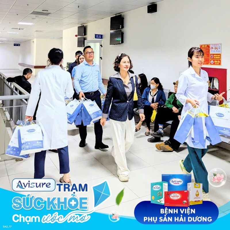 avisure cùng nhà thuốc nga thái bình trao quà