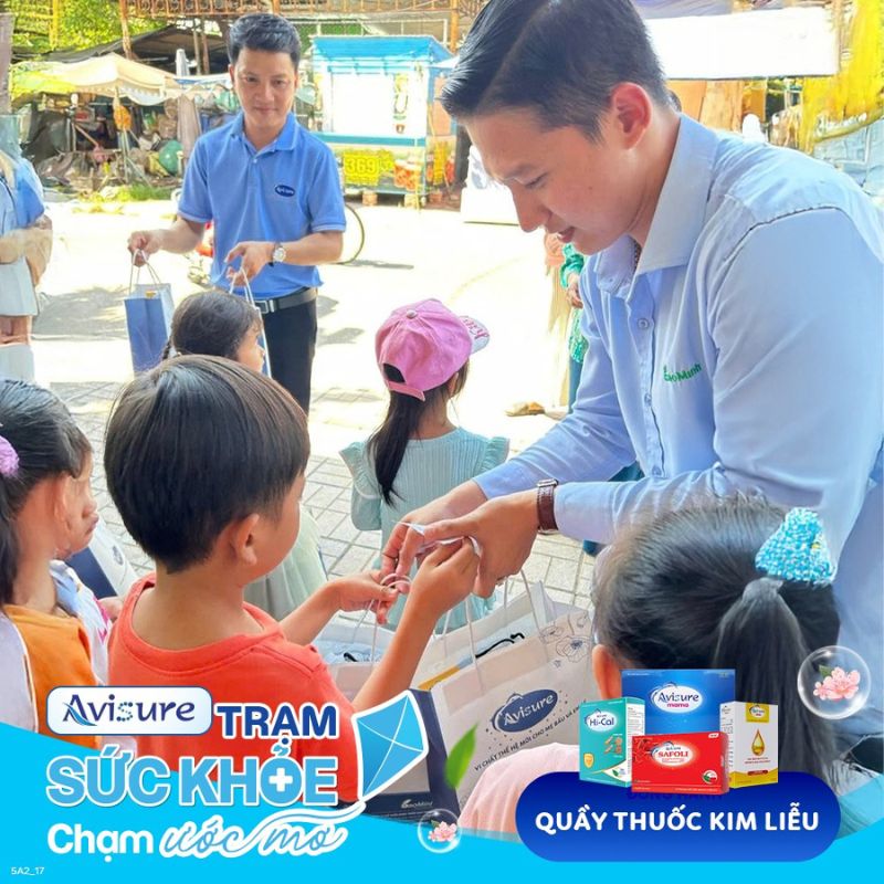 avisure trao quà tại an giang