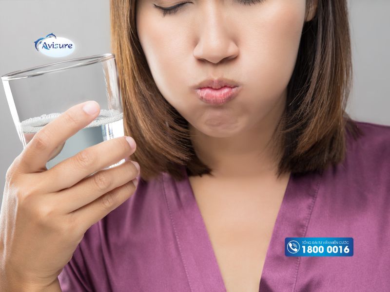 Sử dụng nước súc miệng hoặc nước muối sinh lý giảm chảy máu chân răng
