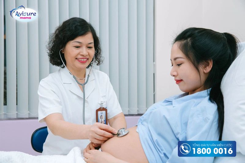 Mẹ thăm khám khi thấy dấu hiệu rỉ ối 3 tháng giữa