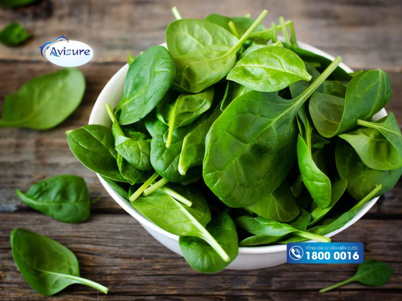 Những loại rau tốt cho bà bầu 3 tháng đầu là cải bó xôi