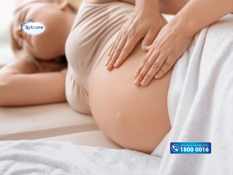 40 tuần chưa có dấu hiệu dự sinh nên massage vùng bụng và đầu ngực