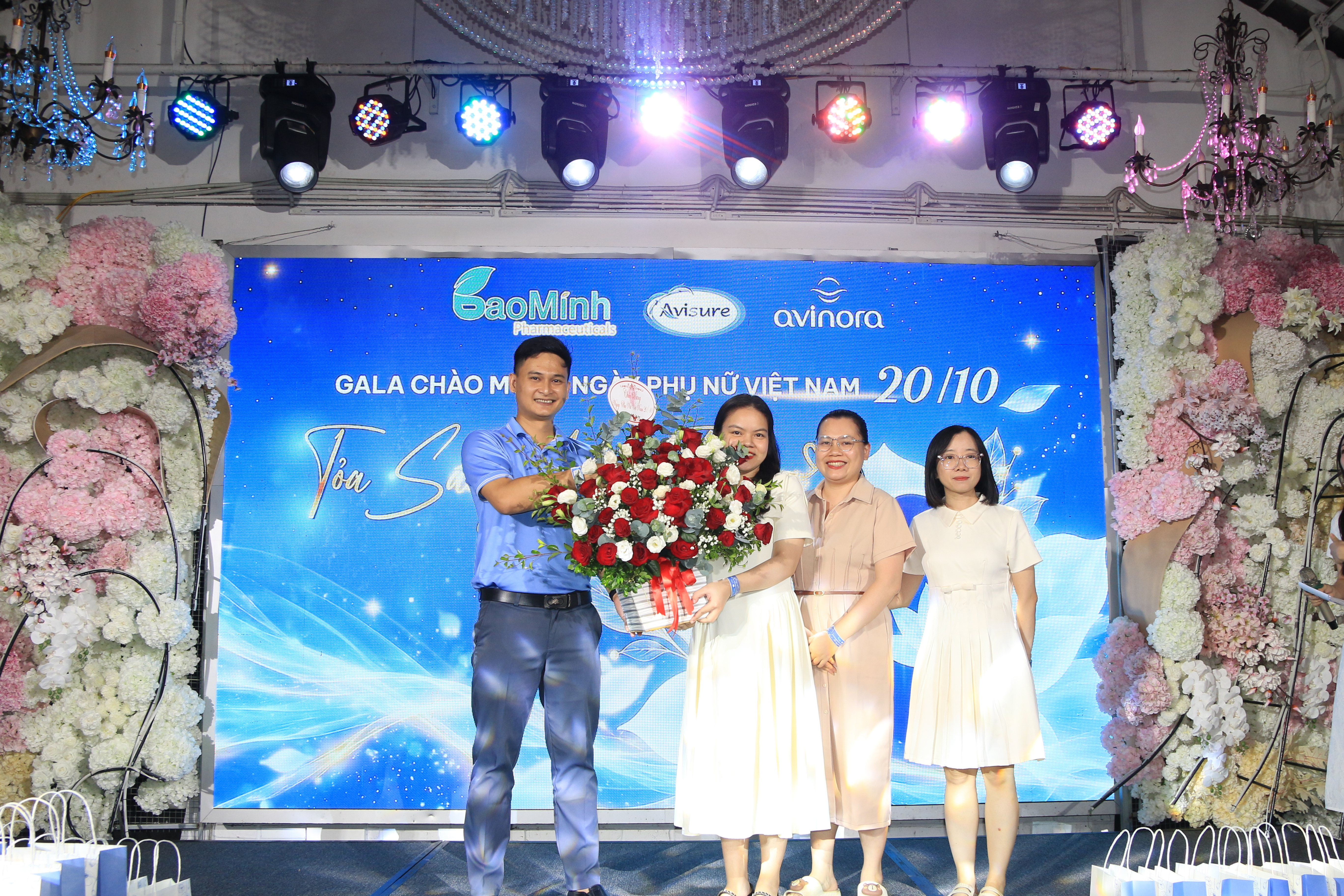 Đại diện công đoàn trao tặng hoa cho chị em nhà Avisure dịp 20/10