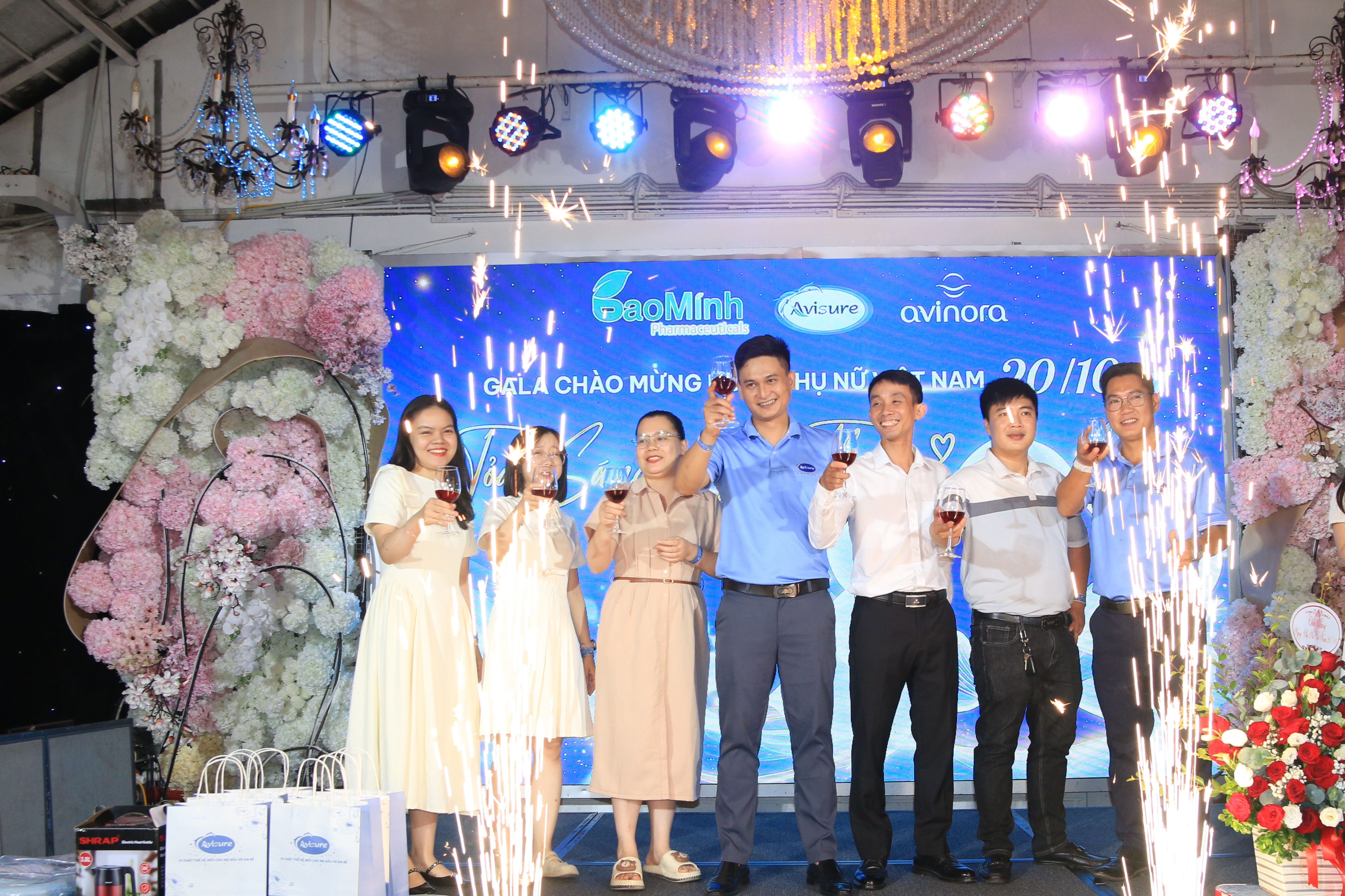 Nâng ly khai tiệc chúc mừng ngày quốc tế phụ nữ 20/10