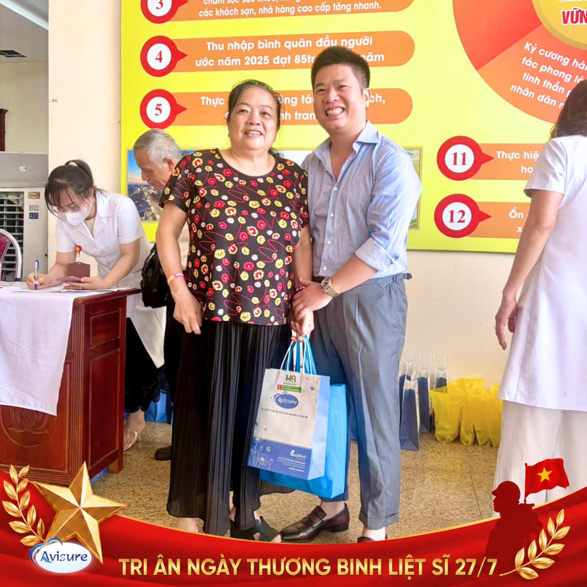 Đại diện nhà thuốc Hà Bắc trao quà tặng cho người tham dự