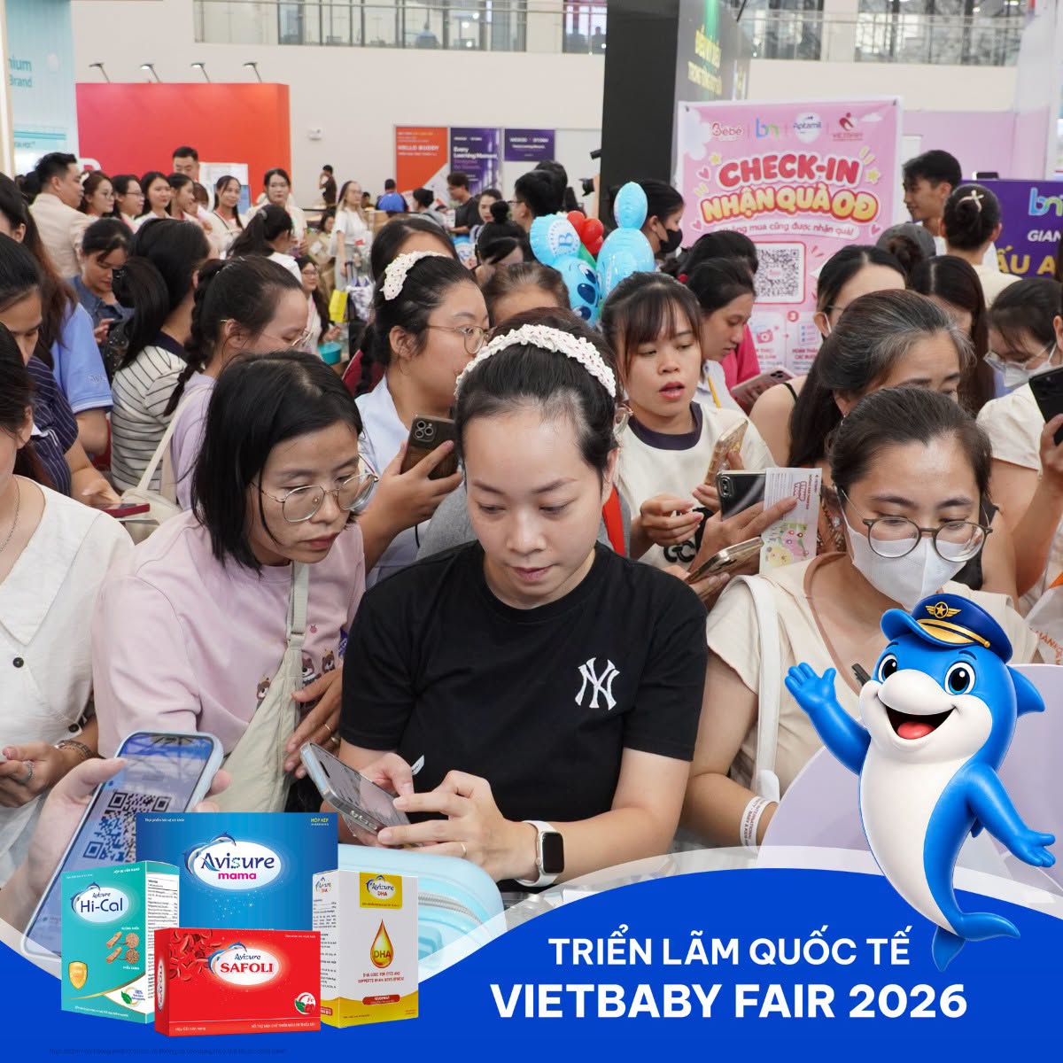 Ngay từ sáng sớm đã rất đông đảo ba mẹ ghé booth nhà Avisure
