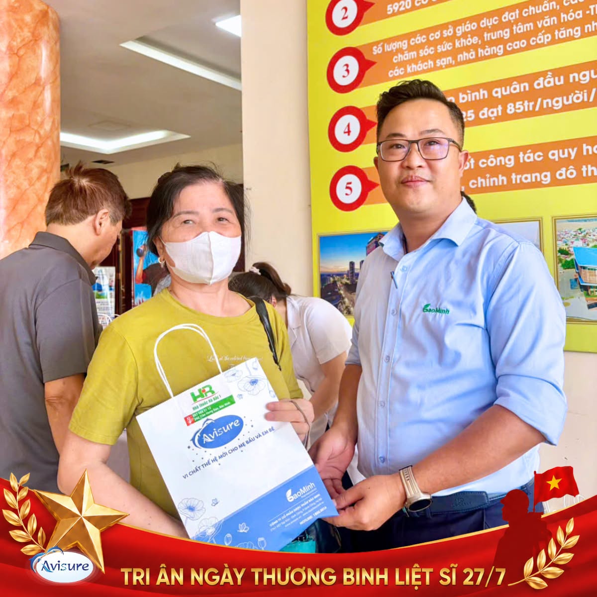 Đại diện nhãn hàng Avisure trao tặng quà cho người tham dự