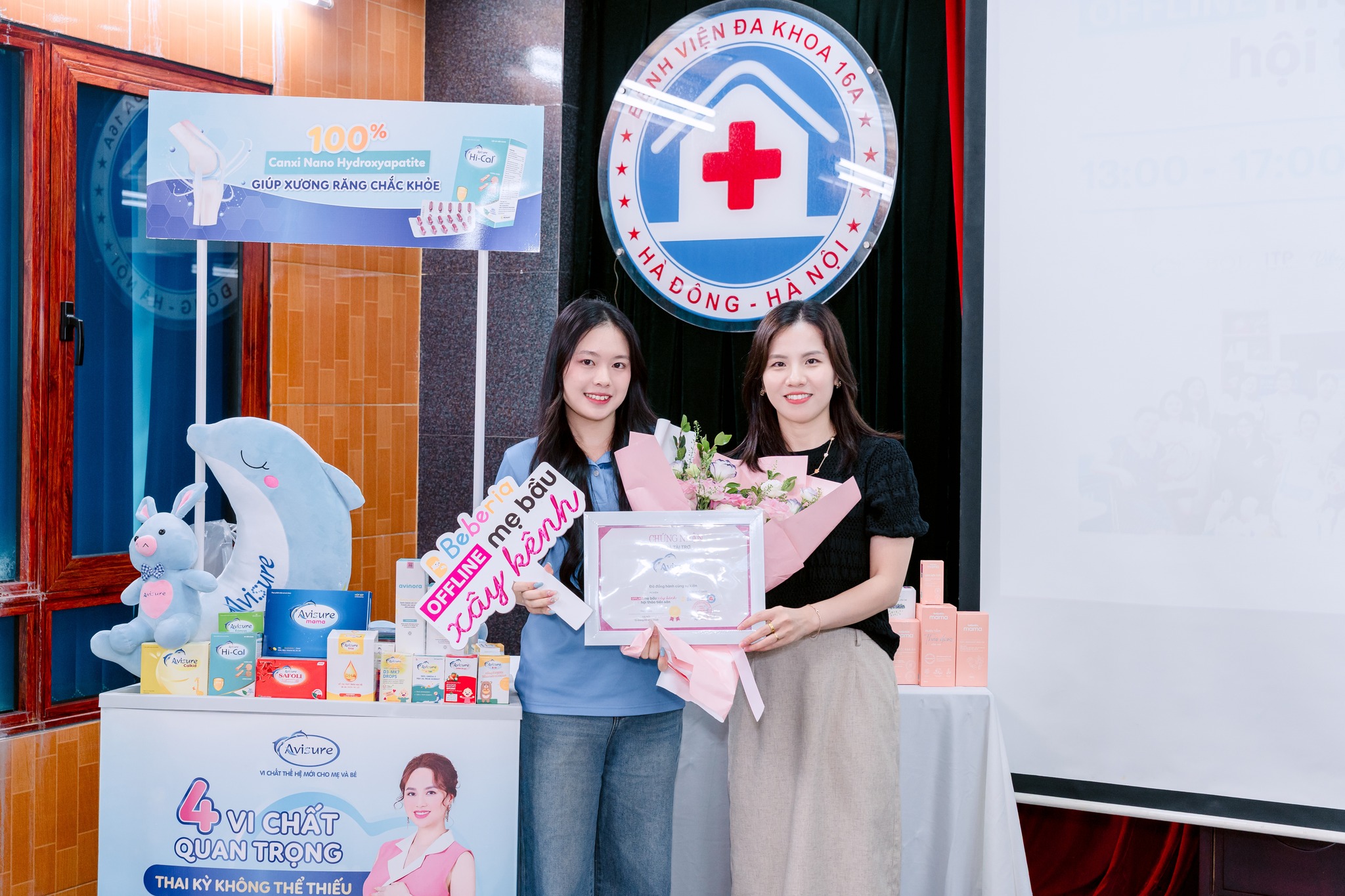 Rất nhiều phần quà đã được trao tặng tại hội thảo