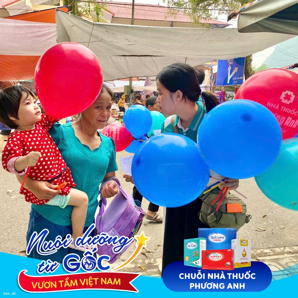 Những em bé vui vẻ khi nhận bóng, nhận quà